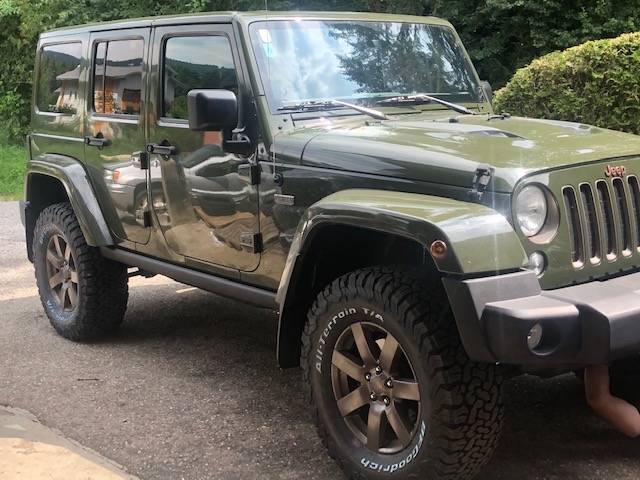 JKU mit 2.5 Zoll JKS und 35 ern in 18 Zoll